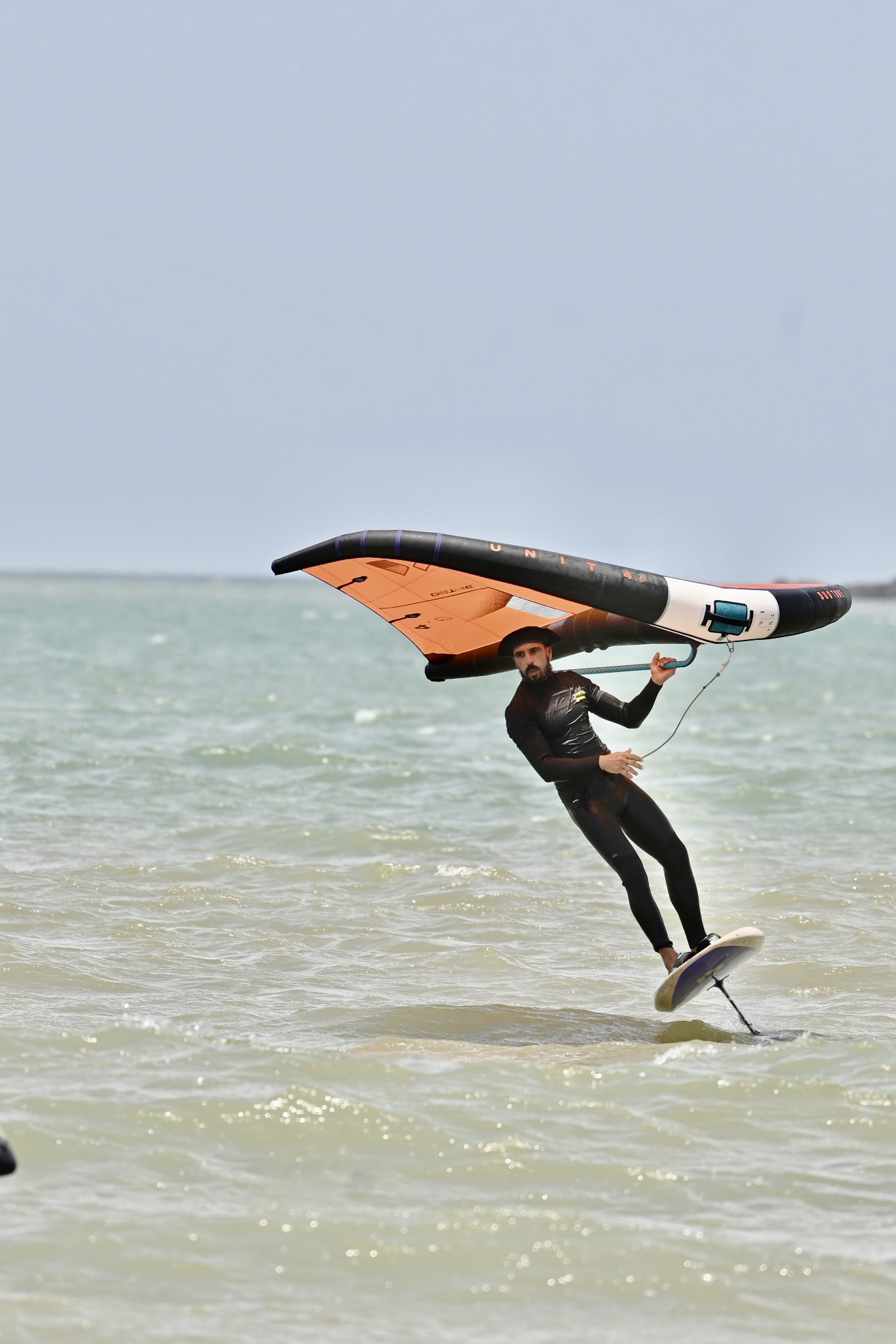 Zakariya en wingfoil à Essaouira
